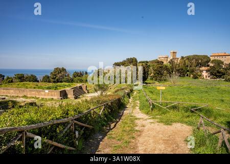 Resti di un tempio etrusco nell'Acropoli di Populonia, Parco Archeologico di Baratti e Populonia, provincia di Livorno, Toscana, Italia Foto Stock