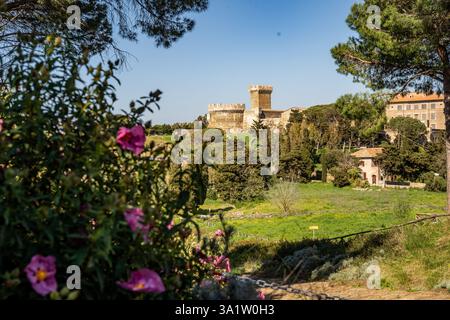 Vista del castello medievale di Populonia vista dall'Acropoli nel Parco Archeologico di Baratti e Populonia, provincia di Livorno, Toscana, Italia Foto Stock