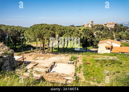 Resti di una villa etrusca nell'Acropoli di Populonia, Parco Archeologico di Baratti e Populonia, provincia di Livorno, Toscana, Italia Foto Stock