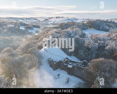 Vista aerea del castello di Okehampton nella neve, Devon, Inghilterra. Autunno (novembre) 2024. Foto Stock