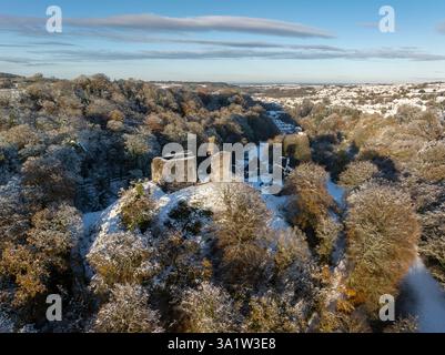 Vista aerea del castello di Okehampton nella neve, Devon, Inghilterra. Autunno (novembre) 2024. Foto Stock