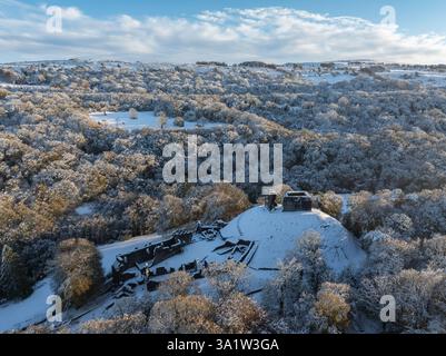 Vista aerea del castello di Okehampton nella neve, Devon, Inghilterra. Autunno (novembre) 2024. Foto Stock