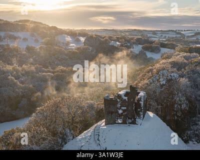 Vista aerea del castello di Okehampton nella neve, Devon, Inghilterra. Autunno (novembre) 2024. Foto Stock