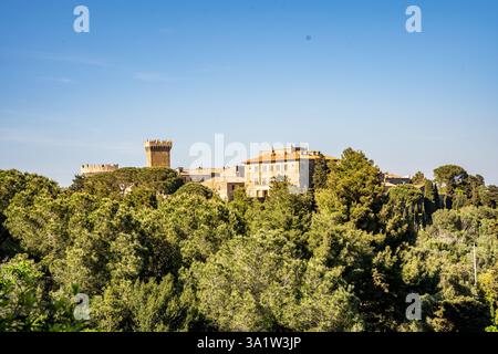Vista del castello medievale di Populonia vista dall'Acropoli nel Parco Archeologico di Baratti e Populonia, provincia di Livorno, Toscana, Italia Foto Stock