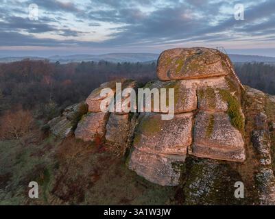 Vista aerea di Blackingstone Rock all'alba nel Dartmoor National Park, Devon, Inghilterra. Inverno (febbraio) 2025. Foto Stock