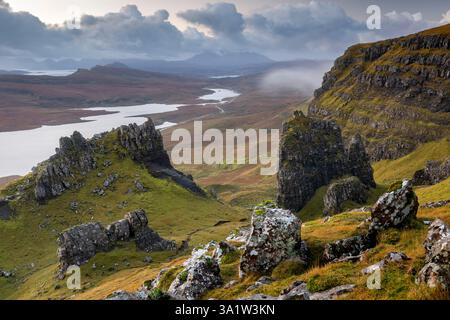 Suggestivo paesaggio montano sull'isola di Skye, in Scozia. Foto Stock