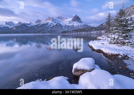 Mattina nevosa al lago artificiale di Rundle Forebay nelle Montagne Rocciose canadesi, Canmore, Alberta, Canada. Autunno (ottobre) 2024. Foto Stock