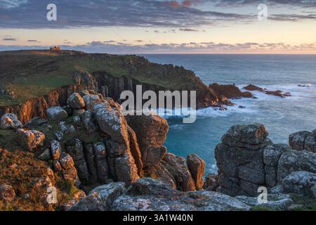 Tramonto sulle scogliere sopra Porth Loe guardando verso Gwennap Head, Cornovaglia, Inghilterra. Inverno (gennaio) 2025. Foto Stock