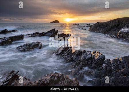 Tramonto sulla Great Mewstone e sulla Wembury Bay, Devon, Inghilterra. Inverno (gennaio) 2025. Foto Stock