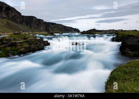 Scatto a lunga esposizione della cascata di Fossálar, Islanda Foto Stock