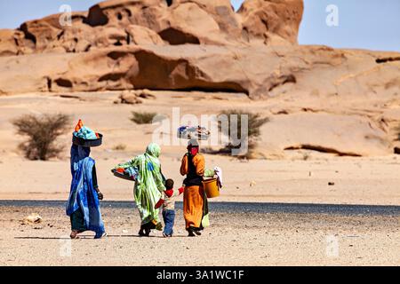 Le donne puliscono e lavano i vestiti nel deserto del sahara Foto Stock