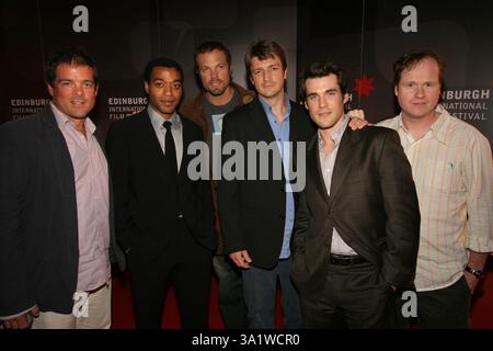 Stars of Serenity, ritratta al Cineworld per la prima mondiale del film all'Edinburgh International Film Festival. Nella foto sono stati (in fila da sinistra a destra): Christopher Buchanan (produttore esecutivo), Chiwetel Eliofor, Adam Baldwin, Nathan Billion, Sean Maher e Joss Whedon (regista). Il 59° Festival internazionale di Edimburgo si è tenuto dal 17-28 agosto. Foto Stock