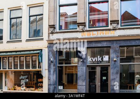Haarlem, Paesi Bassi - 30 agosto 2024: Vista sulla strada di Haarlem, Paesi Bassi, con un negozio kvik con cartello Keuken badkamer Garderobe e ristorante sogno di Pasta con esposizione di pasta Foto Stock