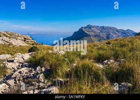 Splendido paesaggio catena montuosa Tramuntana sotto il cielo blu con nuvole sparse. Splendida vista sulla bellezza naturale di Maiorca, situata nelle Isole Baleari Foto Stock