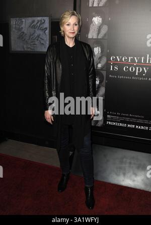 Jane Lynch arriva alla prima di "Everything Is Copy" della HBO al TCL Chinese Theatre il 10 marzo 2016 a Hollywood, California Foto Stock