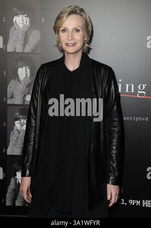 Jane Lynch arriva alla prima di "Everything Is Copy" della HBO al TCL Chinese Theatre il 10 marzo 2016 a Hollywood, California Foto Stock