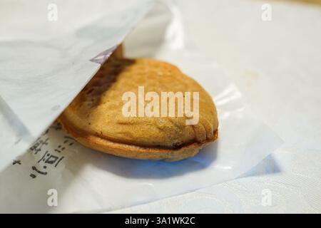 Taiyaki , il dolce giapponese a forma di pesce, Una torta giapponese a forma di pesce, tradizionalmente ripiena di pasta di fagioli rossi chiamata anko Foto Stock