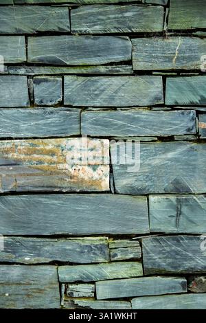 Tagliare il muro di mattoni in ardesia Foto Stock