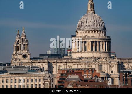 City of London Panorama marzo 2025 L-R Buildings a marzo 2025: City of London School (Brown Building a Riverside), St Paul's Cathedral, Shakespe Foto Stock
