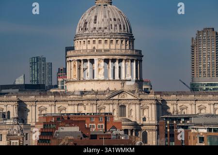 City of London Panorama marzo 2025 L-R Buildings a marzo 2025: City of London School (Brown Building a Riverside), St Paul's Cathedral, Shakespe Foto Stock