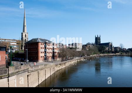 Vista lungo il fiume Severn verso la cattedrale di Worcester, Worcester, Worcestershire, Inghilterra, Regno Unito Foto Stock
