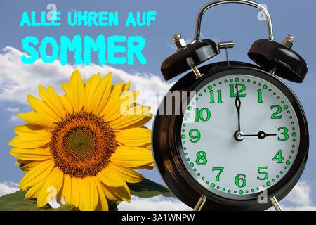 (Fotomontaggio) cambio ora legale immagine simbolo: Sveglia, girasole e testo ALLE UHREN AUF SOMMER Foto Stock