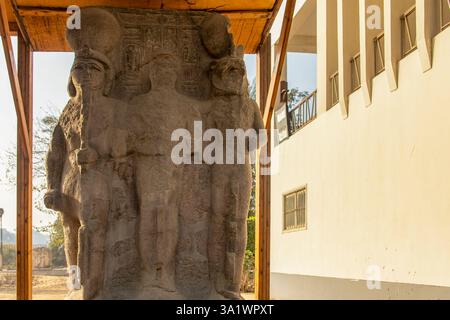 Memphis, Egitto; 20 gennaio 2024: Testimone della statua della Trinità di Alabastro a Memphis, Egitto, simbolo del potere faraonico vicino al Cairo. Esplora il cuore. Foto Stock