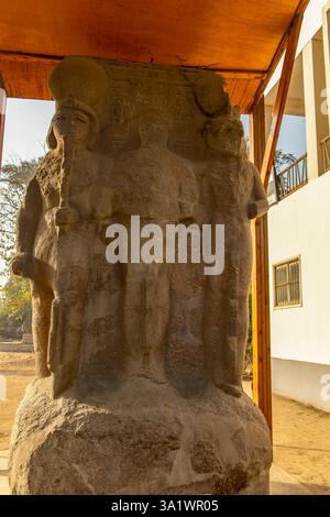 Memphis, Egitto; 20 gennaio 2024: Scopri la statua della Trinità di Alabastro a Memphis, Egitto, il cuore dell'antico Egitto, a breve distanza dal Cairo Foto Stock