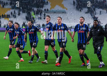 Torino, Italia. 9 marzo 2025. I giocatori dell'Atalanta BC celebrano la vittoria alla fine della partita durante la partita di calcio di serie A 2024/25 tra la Juventus FC e l'Atalanta BC all'Allianz Stadium. Punteggio finale Juventus FC 0 : 4 Atalanta BC (foto di Fabrizio Carabelli/SOPA Images/Sipa USA) credito: SIPA USA/Alamy Live News Foto Stock