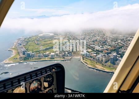 Vista dalla cabina di pilotaggio dell'elicottero di città del Capo e delle nuvole Foto Stock