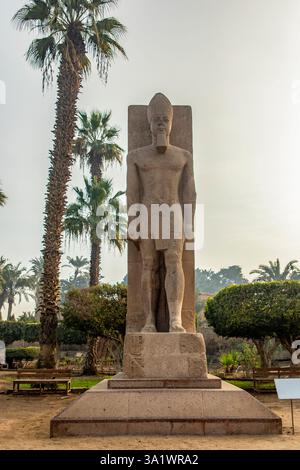 Memphis, Egitto; 20 gennaio 2024: Scopri la magnifica statua di alabastro di Ramses II a Memphis, Egitto, simbolo del potere del faraone vicino al Cairo. Foto Stock