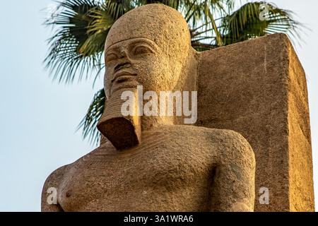 Menfi, Egitto; 20 gennaio 2024: Ammira l'imponente statua di alabastro di Ramses II a Menfi, il cuore dell'antico Egitto, vicino al Cairo. Immergiti Foto Stock