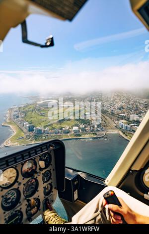 Vista dalla cabina di pilotaggio dell'elicottero di città del Capo e delle nuvole Foto Stock
