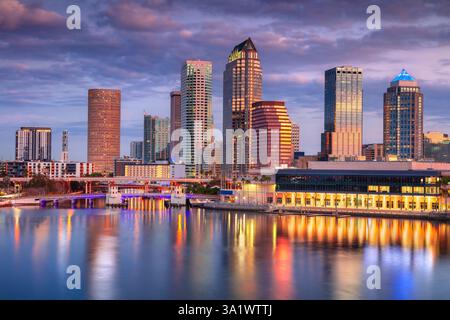 Tampa, Florida, Stati Uniti. Immagine aerea della città di Tampa, Florida, con riflesso dello skyline della città nell'acqua alla splendida alba. Foto Stock