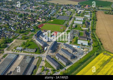 Vista aerea, caserma di Glückauf con campo sportivo e cantiere con nuovi quartieri, Königsborn, Unna, regione della Ruhr, Renania settentrionale-Vestfalia, Germania Foto Stock