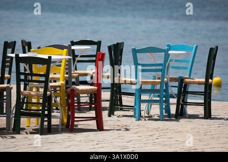 Sedie e tavoli in legno sulla taverna greca, Koroni, Messenia, Peloponneso, Grecia, Europa Foto Stock