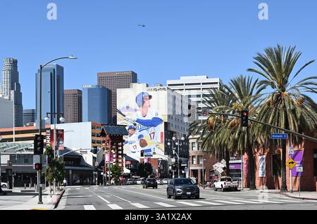 LOS ANGELES, CALIFORNIA - 8 marzo 2025: Guardando in 1st Street da Alameda Street a Little Tokyo. Foto Stock