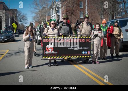 I Ghostbusters della Hudson Valley marciano durante la parata del giorno di San Patrizio a Beacon, New York. Foto Stock