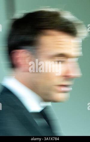 Foto con un movimento sfocato del Presidente francese Emmanuel Macron al vertice dei capi di Stato e di governo dell'Unione europea in Europa Foto Stock
