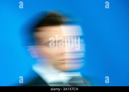 Foto con un movimento sfocato del Presidente francese Emmanuel Macron al vertice dei capi di Stato e di governo dell'Unione europea in Europa Foto Stock