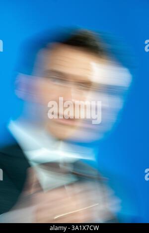 Foto con un movimento sfocato del Presidente francese Emmanuel Macron al vertice dei capi di Stato e di governo dell'Unione europea in Europa Foto Stock