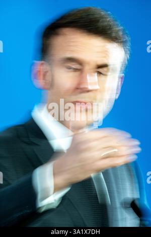 Foto con un movimento sfocato del Presidente francese Emmanuel Macron al vertice dei capi di Stato e di governo dell'Unione europea in Europa Foto Stock