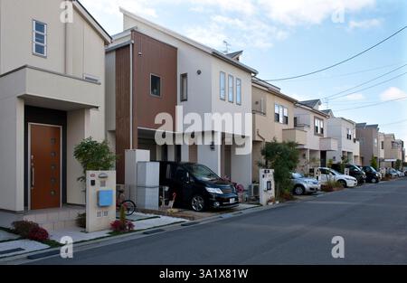 Fila di case residenziali unifamiliari a due piani in un quartiere periferico contemporaneo di Takatsuki, Osaka, Giappone. Foto Stock