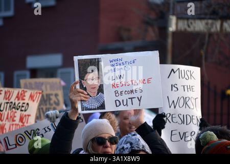 Persone che tengono dei cartelli durante una marcia della giornata internazionale della donna a New York. Foto Stock