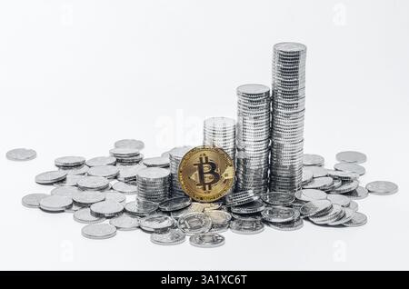 Pile di monete d'argento e bitcoin su sfondo bianco Foto Stock