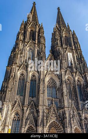 La facciata della cattedrale di Colonia con le sue due torri e l'architettura gotica. Colonia, Germania, Europa Foto Stock