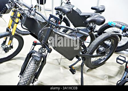 Moto elettriche e ibridi di biciclette in esposizione Foto Stock