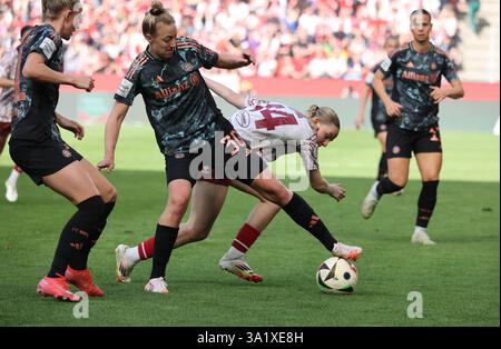 Koeln, Germania. 9 marzo 2025. Carolin Simon (Monaco) e Carlotta Imping (Koeln), 1. FC Koeln - FC Bayern Monaco, Google Pixel Women's Bundesliga, Matchday 16, Colonia, Germania, 09.03.2025. Crediti: Juergen Schwarz/Alamy Live News Foto Stock