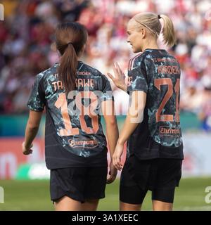 Koeln, Germania. 9 marzo 2025. Pernille Harder (Monaco, R) und Momoko Tanikawa (Monaco), 1. FC Koeln - FC Bayern Monaco, Google Pixel Women's Bundesliga, Matchday 16, Colonia, Germania, 09.03.2025. Crediti: Juergen Schwarz/Alamy Live News Foto Stock