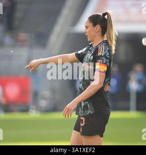 Koeln, Germania. 9 marzo 2025. Sarah Zadrazil (Monaco) mit Kapitaensbinde, 1. FC Koeln - FC Bayern Monaco, Google Pixel Women's Bundesliga, Matchday 16, Colonia, Germania, 09.03.2025. Crediti: Juergen Schwarz/Alamy Live News Foto Stock